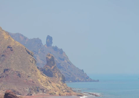الحظر البحري الذي فرضه الحوثيون لا يزال يختمر! الشحن في البحر الأحمر محظور